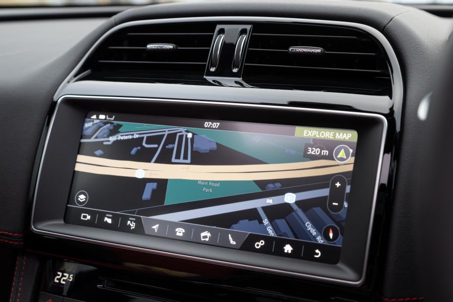 Детали интерьера Jaguar F-Pace 25d AWD Chequered Flag 2020 года  (ZA) (фото 25 из 37)